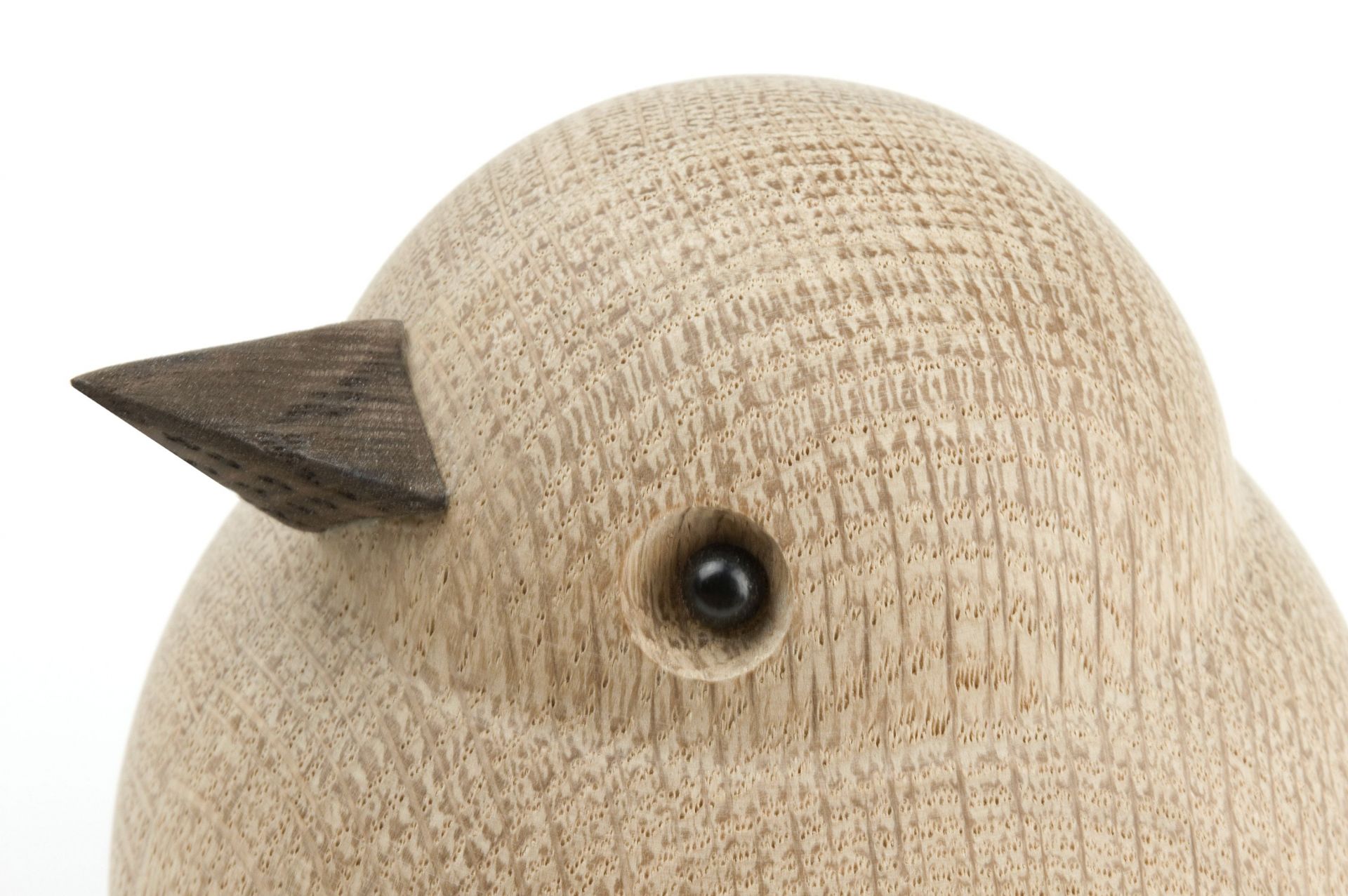 Detailaufnahme des Papa Sparrow Holzfigur von Novoform, Eiche natur, Dekoration für Zuhause.