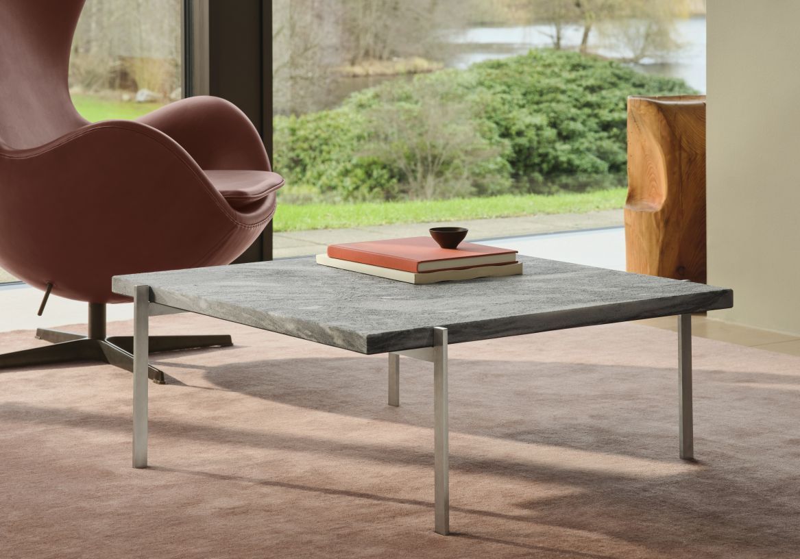 Brauner Egg Chair Sessel von Fritz Hansen neben einem modernen Couchtisch im Wohnzimmer.