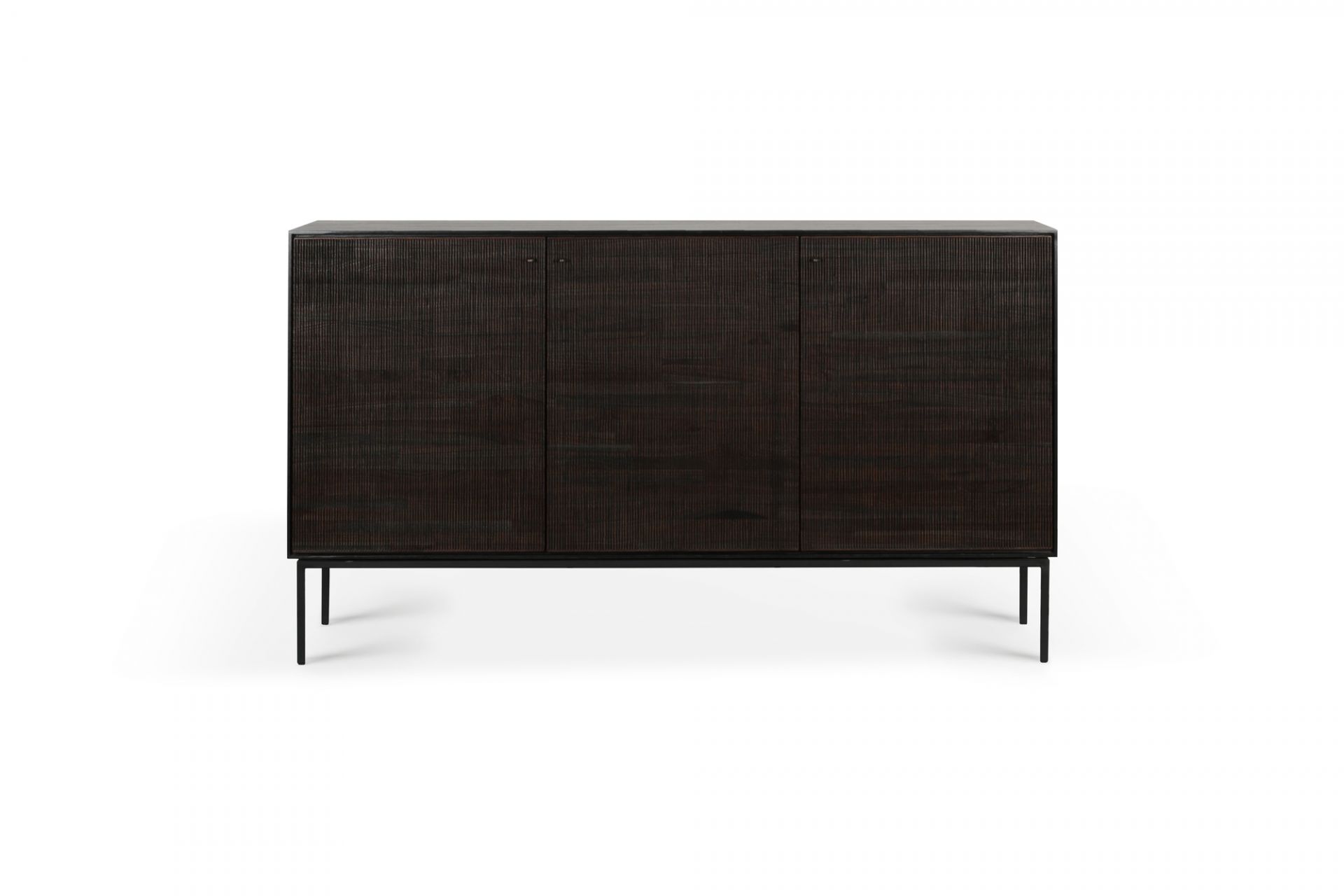 Ethnicraft Teak Grooves Anrichte aus dunklem Teakholz mit drei Türen und schwarzen Metallbeinen.