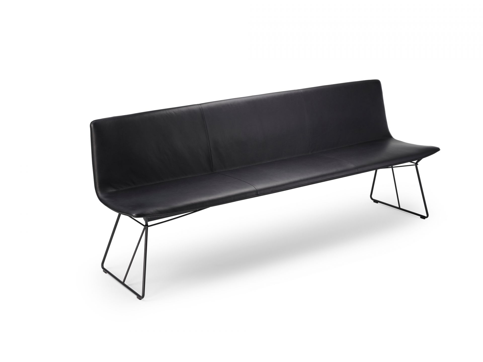 Schwarze Amelie Bank von Freifrau Manufaktur mit Lederbezug und filigranem Metallgestell. Design Sitzbank für Esszimmer.
