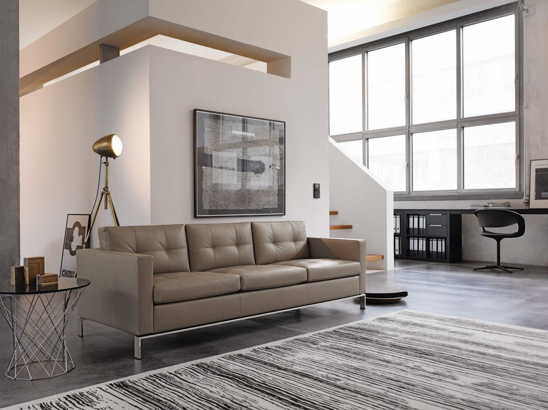 Walter Knoll Lox Sofa in beigem Leder, modernes Wohnzimmer-Interieur mit Teppich und Designermöbeln.