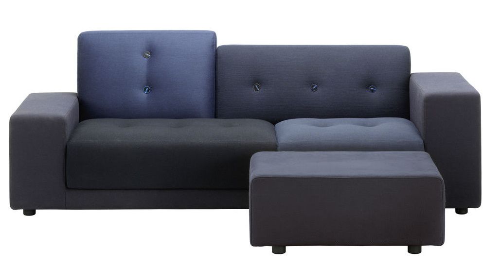 Blaues Polder Ottoman von Vitra vor einem Sofa, modernes Design für Wohnzimmer und Lounge.
