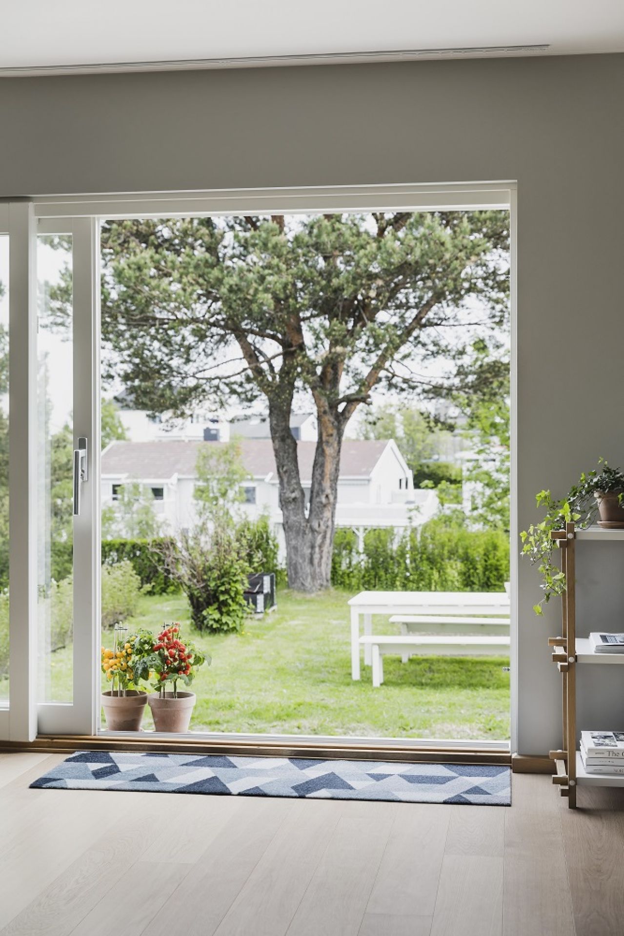 Blåne Heymat Fußmatte im Eingangsbereich mit Blick in den Garten, ideal für drinnen und draußen.
