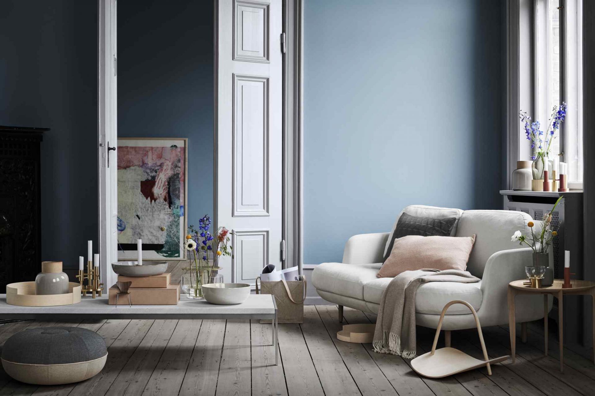 Wohnzimmer-Szene mit PK63A Esstisch von Fritz Hansen, B 120 cm, und stilvollen Deko-Elementen.