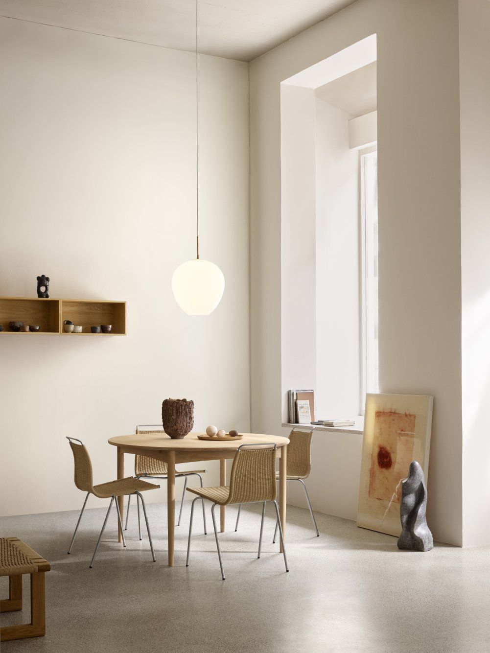 BM0121 Borge Mogensen Esstisch von Carl Hansen & Søn mit Eiche geseift in heller Raumsituation.