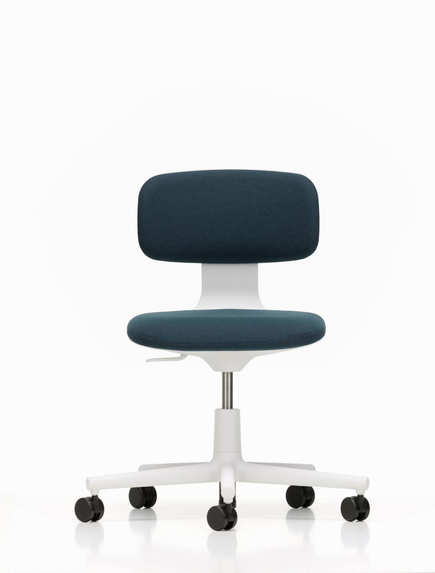 Vitra Rookie Bürodrehstuhl mit blauem Bezug und weißem Fußkreuz auf Rollen, Frontansicht.