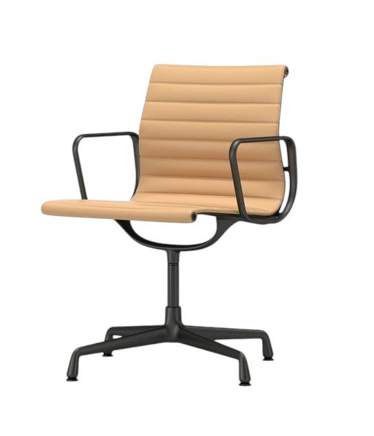 Vitra Aluminium Chair EA 104 in Beige mit Armlehnen und schwarzem Drehfuß.