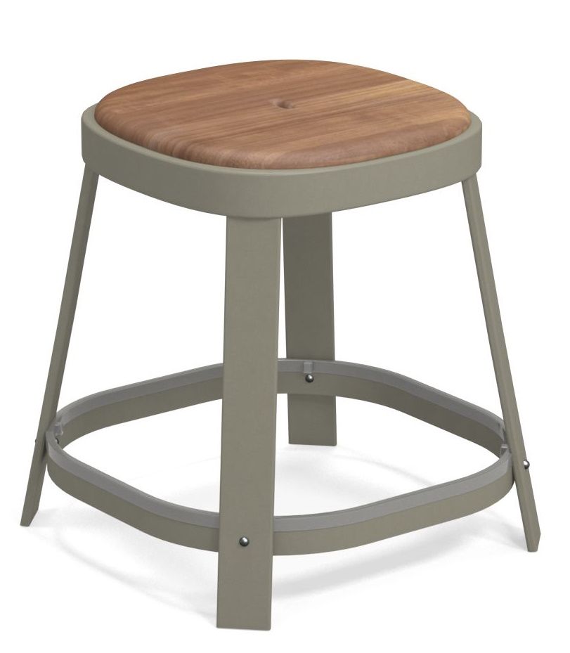 Thor Dining Stool: Niedriger Barhocker für den Außenbereich von Emu mit Holz-Sitzfläche und grauem Gestell.