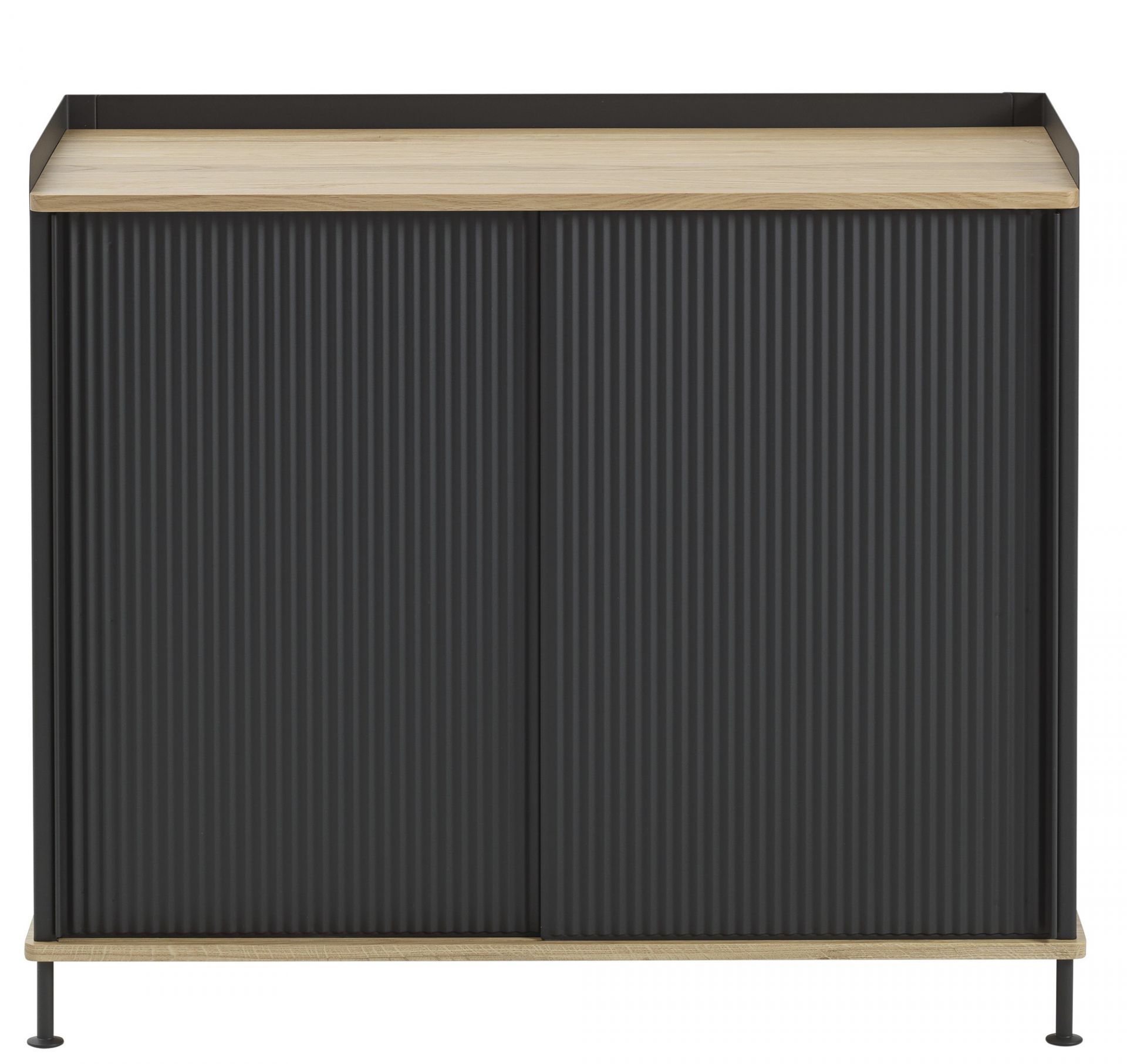 Muuto Enfold Sideboard Tall mit geriffelten Schiebetüren in Anthrazit und hellem Holzkorpus.