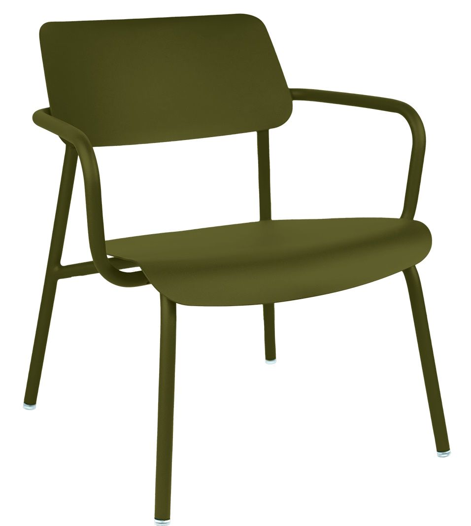 Nahaufnahme des olivgrünen Fermob Studie Lounge Sessels für den Außenbereich, moderner Metallstuhl mit Armlehnen.