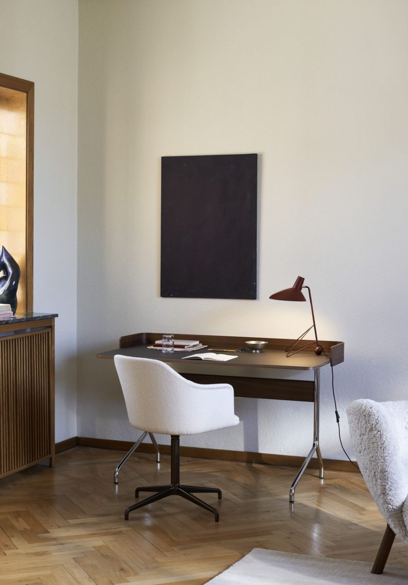 AndTradition Pavilion Schreibtisch AV16/AV17 aus Holz und Stahl mit Lampe und Stuhl in stilvollem Arbeitszimmer.