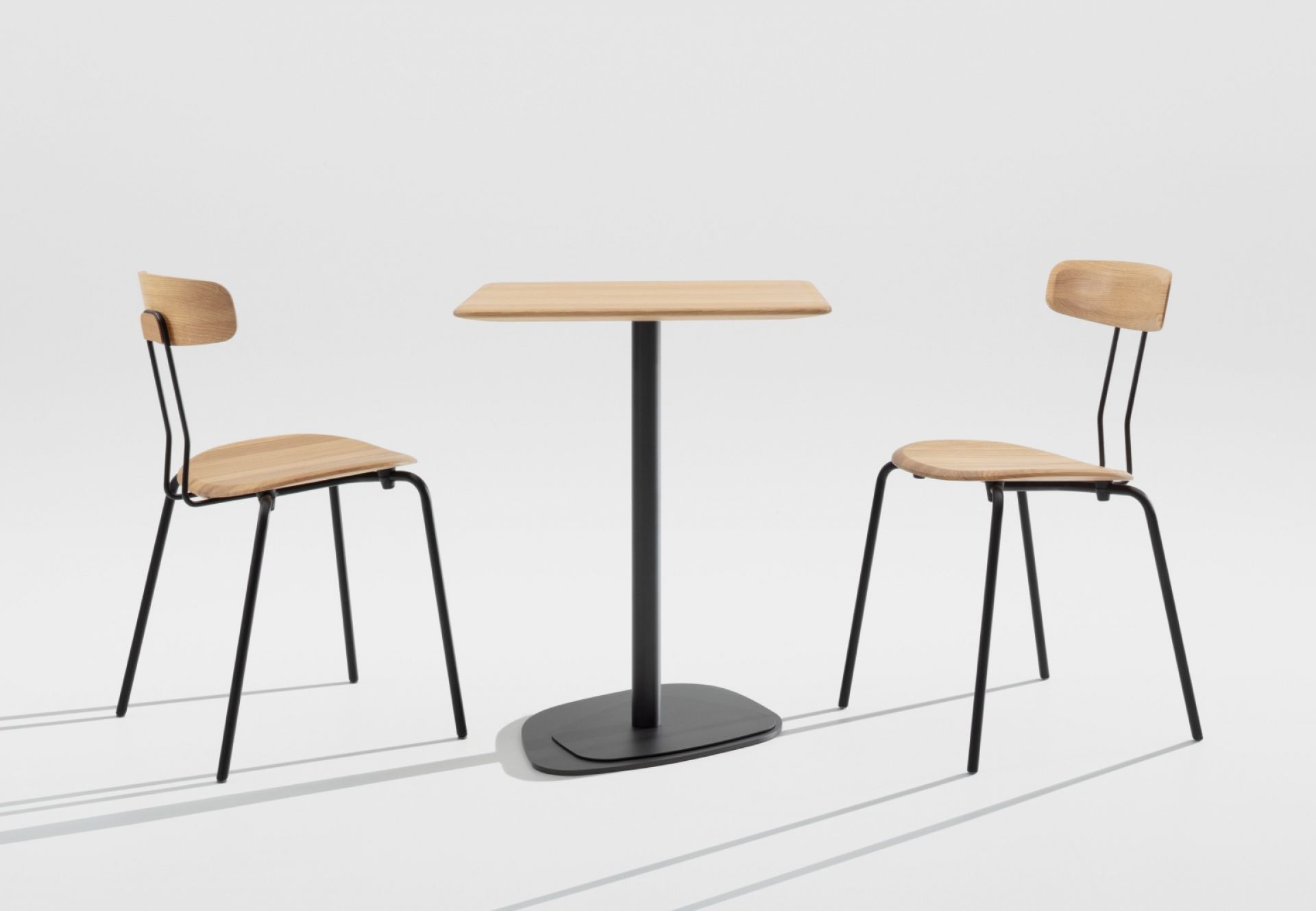 Okito Stühle aus geölter Eiche mit schwarzem Tisch, modernes Design für Esszimmer.