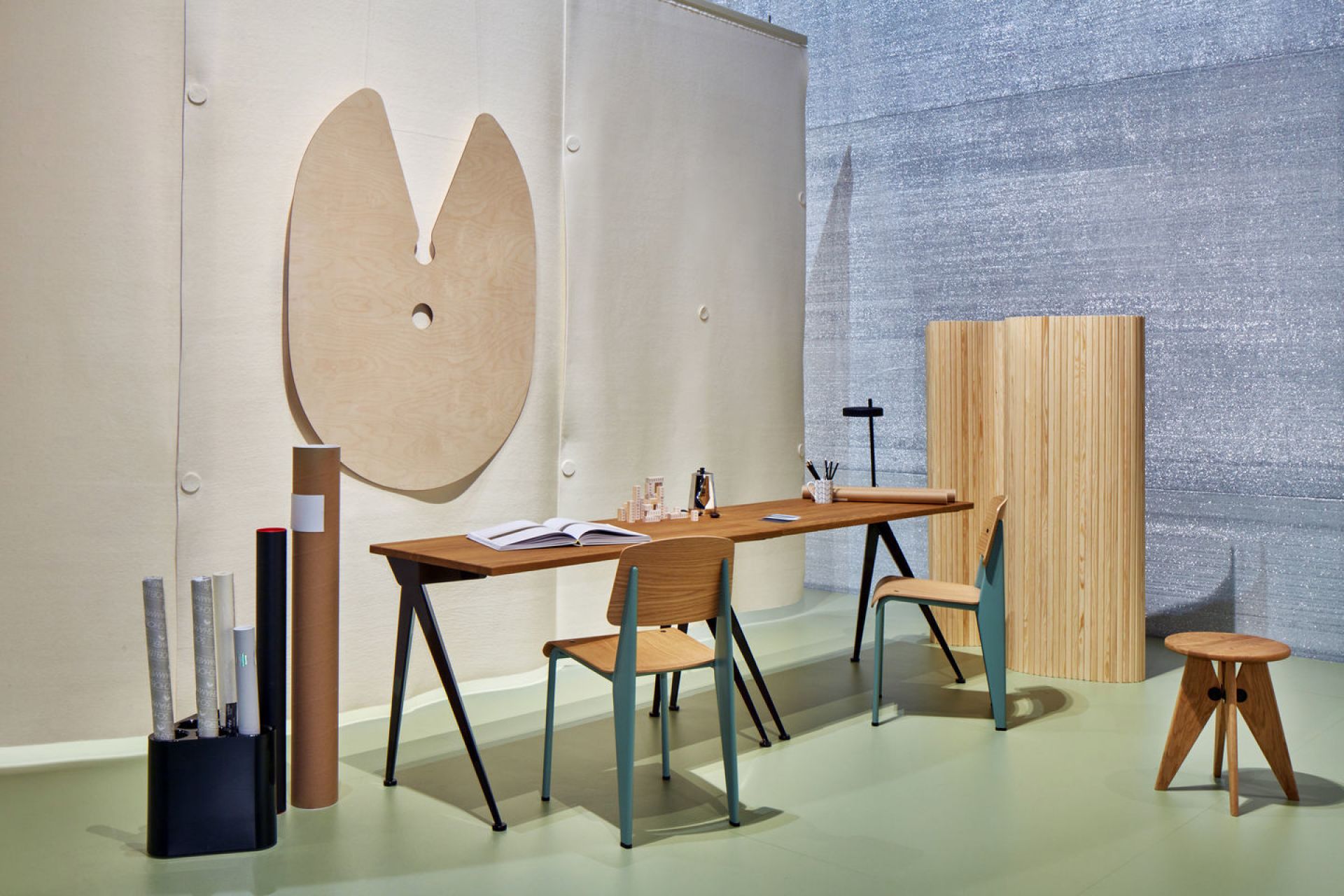 Vitra Standard Stühle aus Holz und Stahl an einem Schreibtisch in einem modernen Büro.