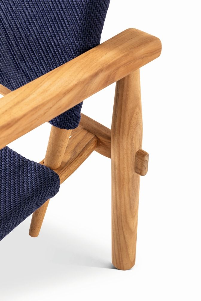Detailaufnahme vom Cassina Doron Sessel Outdoor: Holzrahmen und blaue Textilbespannung.