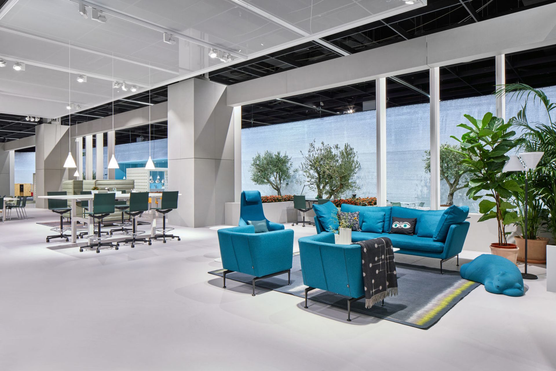 Moderner Büroraum mit Vitra .04 Counterstühlen in Grün an einem weißen Stehtisch, ergonomische Besucherstühle.