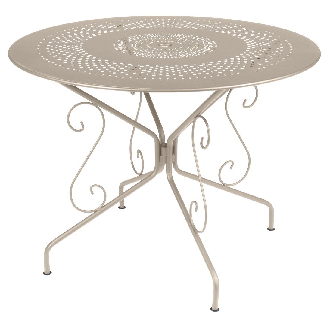 Montmartre Tisch Outdoor Fermob: Runder Gartentisch aus Metall in Taupe mit Lochmuster und filigranem Untergestell.