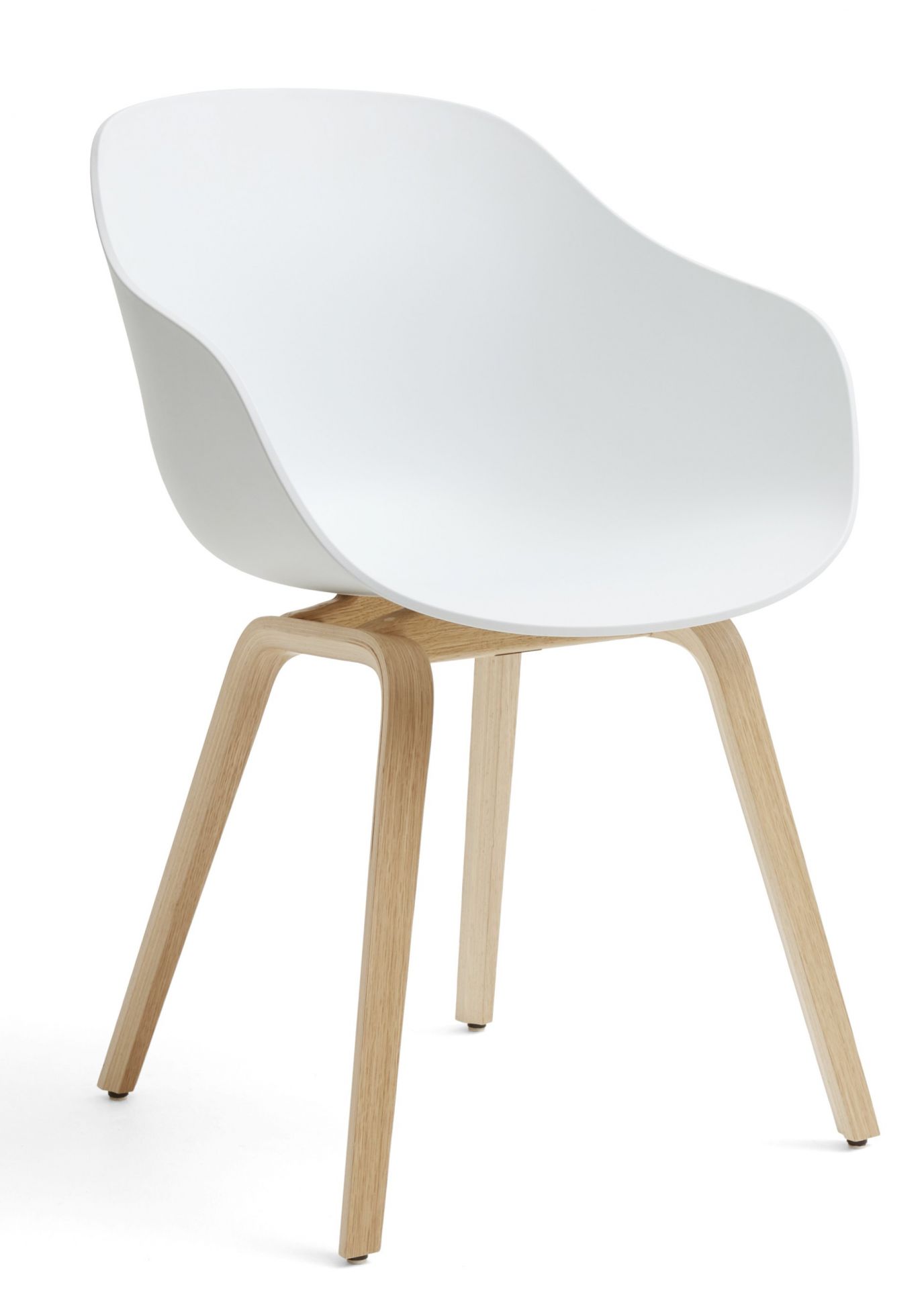 About A Chair AAC 222: Weißer Stuhl mit Armlehnen und Eichenholzbeinen. Moderner Designstuhl.