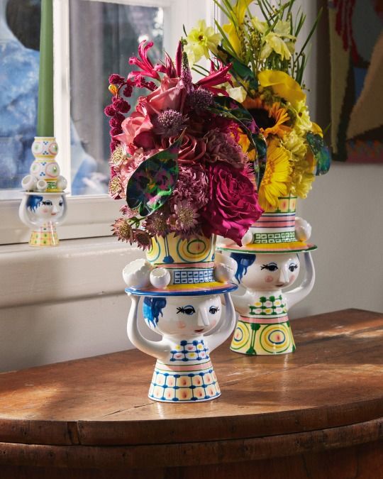 Bjorn Wiinblad Lady with Hat Vase, dekorative Keramik Blumenvase mit Frauengesicht und bunten Blumenarrangements.