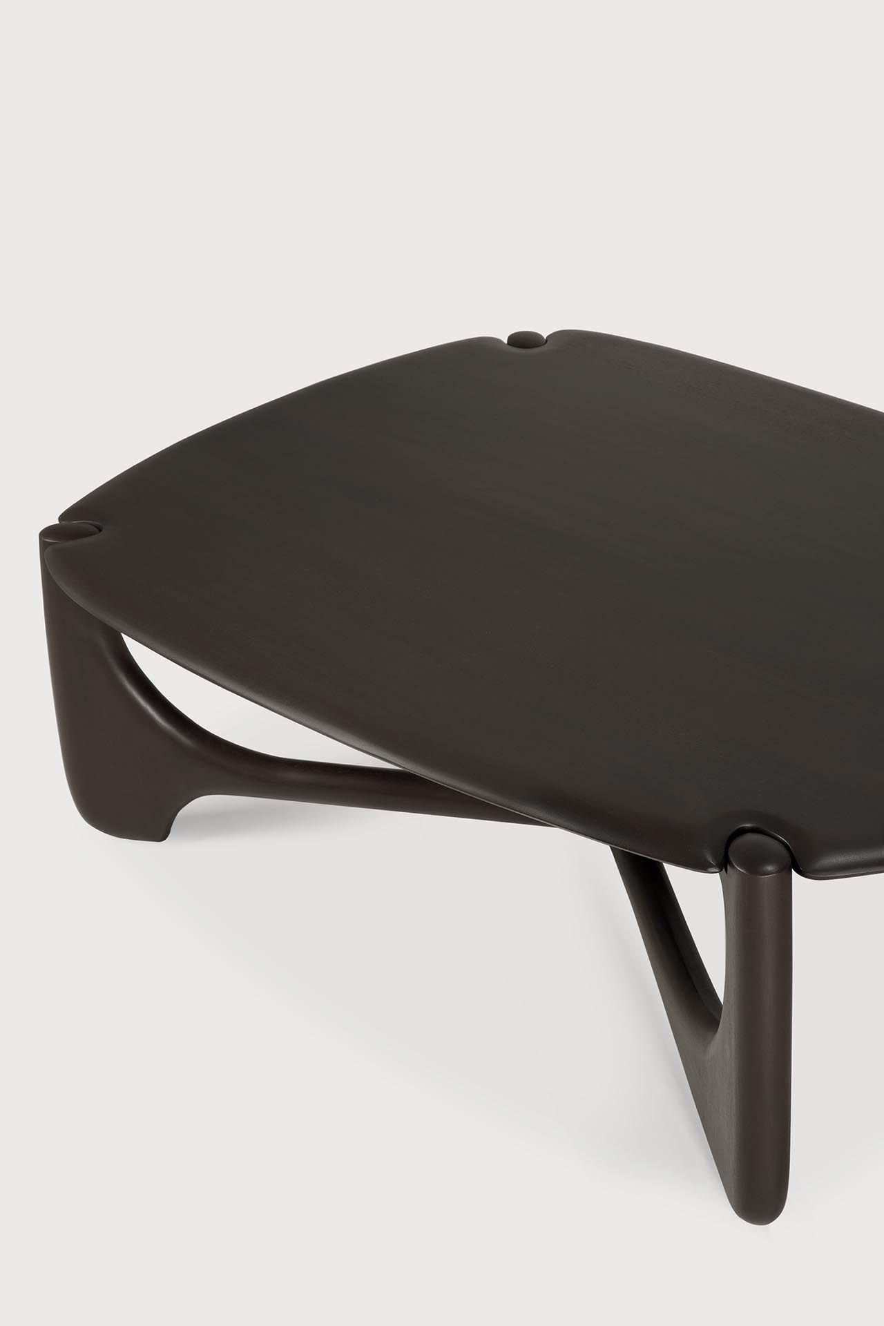 Detailansicht: Dunkler PI Coffee Table Couchtisch von Ethnicraft aus Massivholz mit einzigartigem Design.