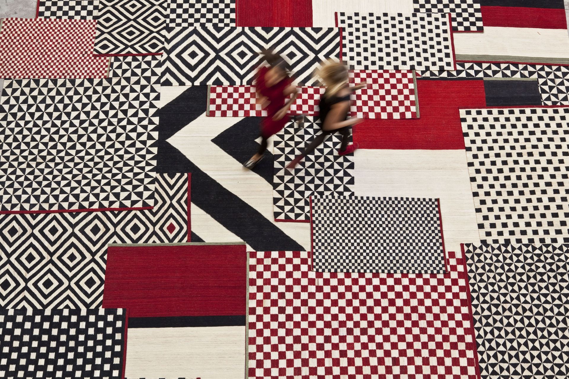 Nanimarquina Teppich Melange Pattern 5, 80x240 cm, mit geometrischen Mustern in Rot, Schwarz und Weiß.