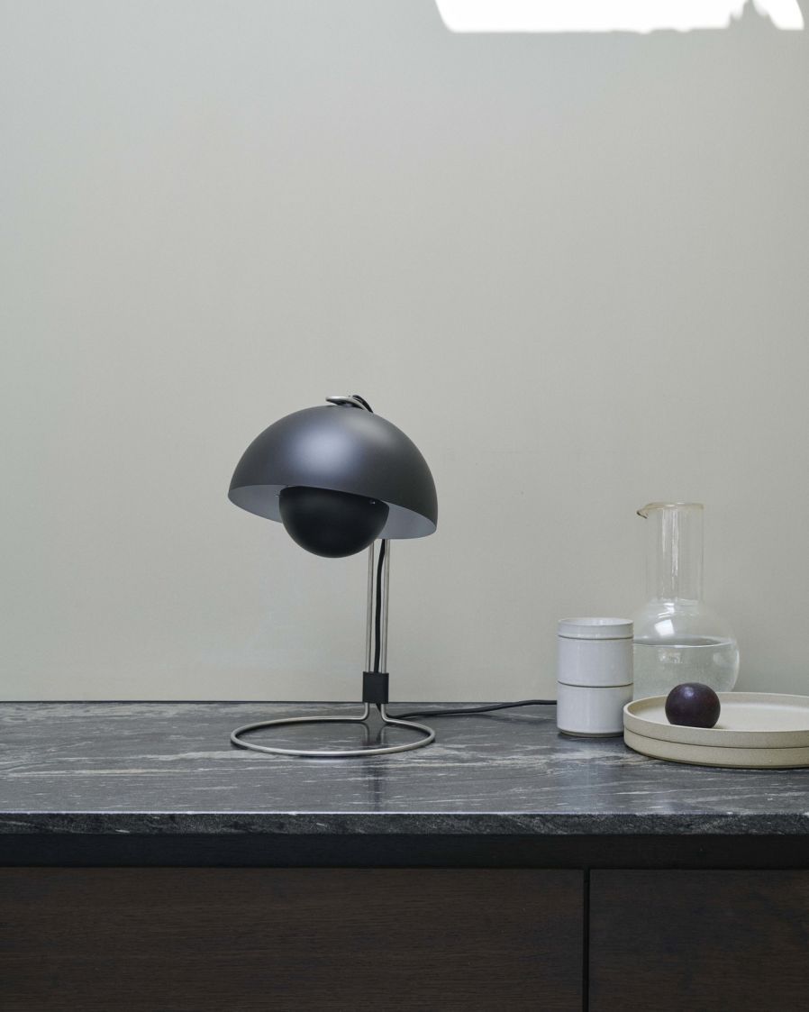 Schwarze FlowerPot VP4 Tischleuchte von AndTradition auf einem Tisch, modernes Design.