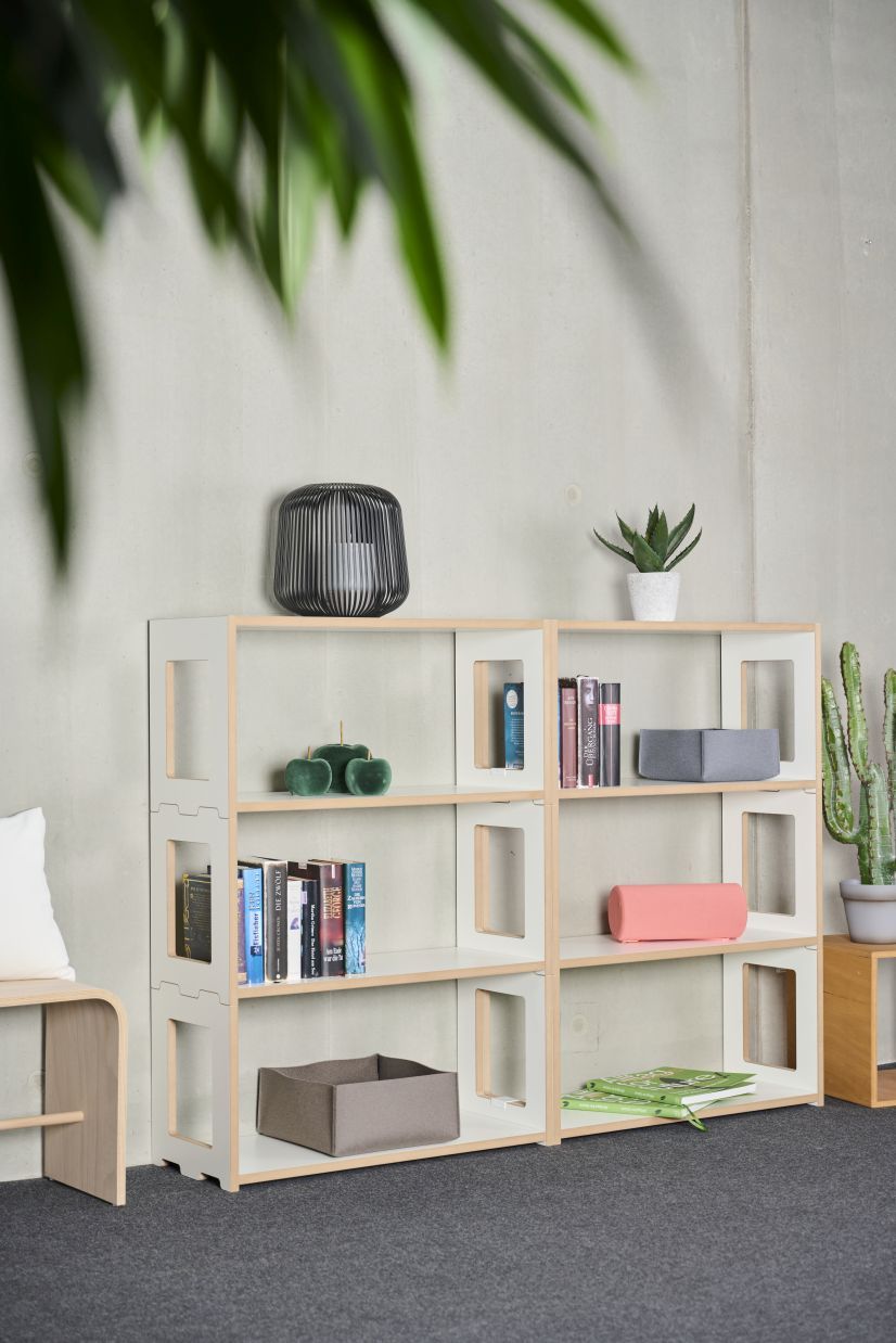 Tojo Hochstapler Regal Anbaumodul in Anthrazit mit Büchern und Dekoration. Modulares Regalsystem für Wohnzimmer.