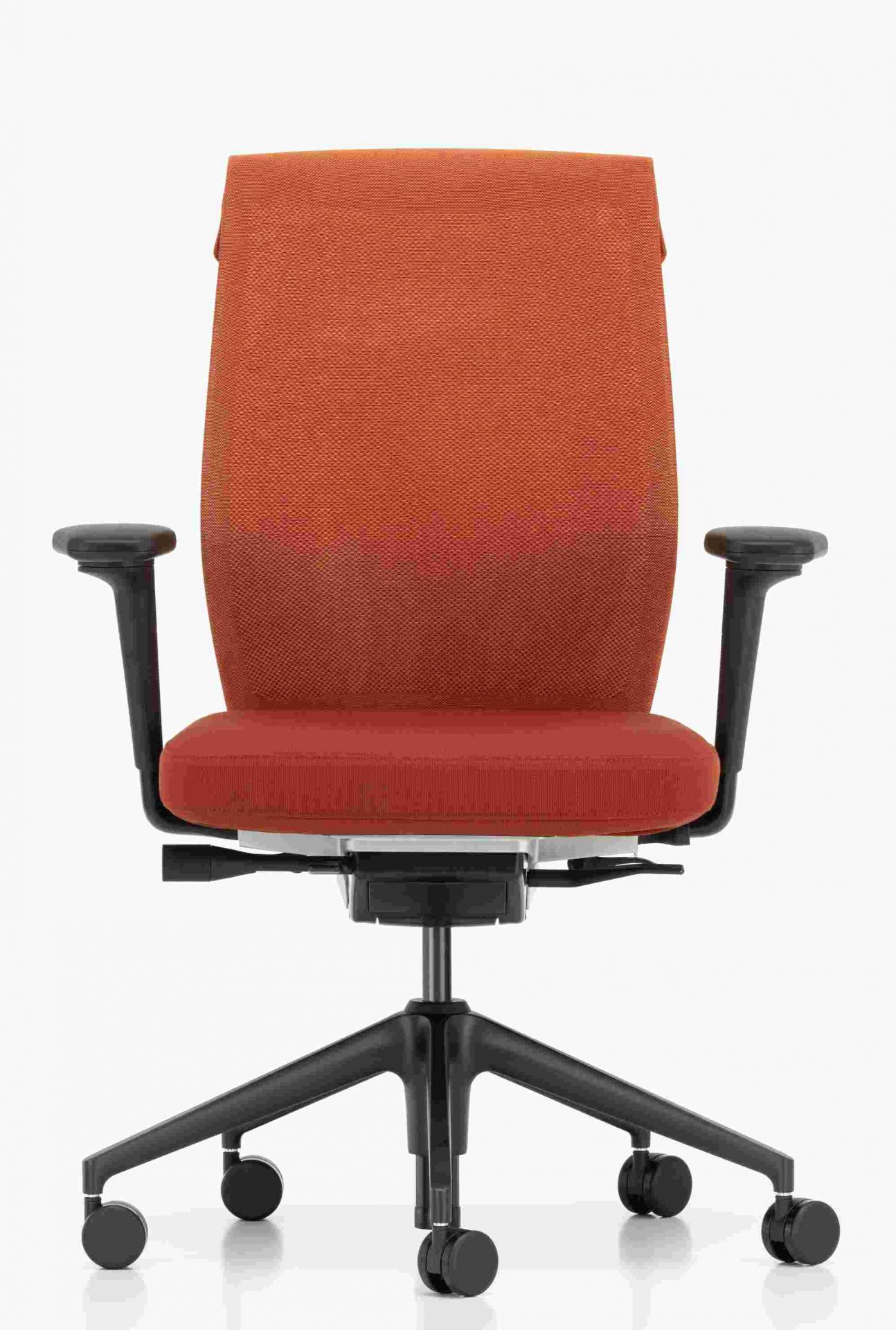 Vitra ID Cloud Bürodrehstuhl in Orange mit schwarzem Fußkreuz und Armlehnen, Frontansicht.