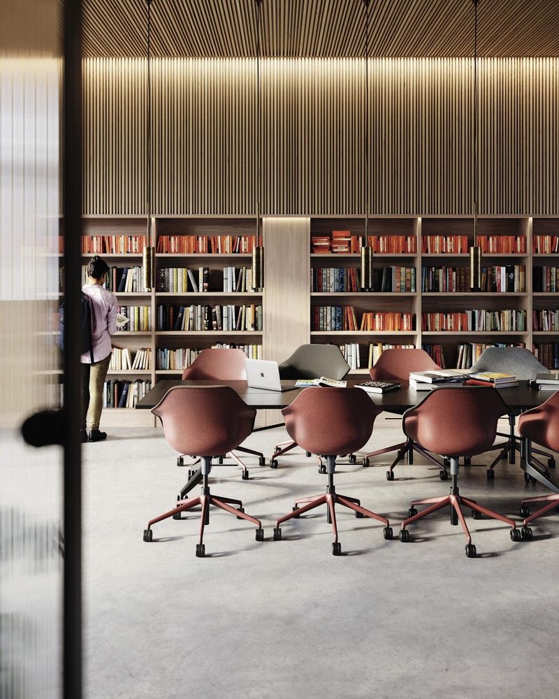 Yonda Universalstuhl von Wilkhahn in Rotbraun um einen Konferenztisch in einer Bibliothek.