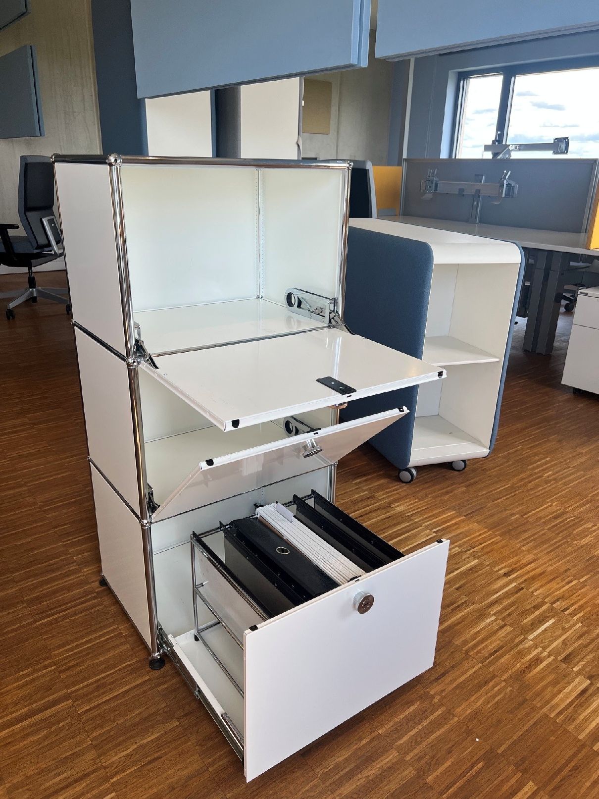 USM Haller dressoir met 2 draaideuren bovenaan/in het midden en 1 uittrekbare deur met hangruimte onderaan spierwit showroommodel/gebruikt meubel 