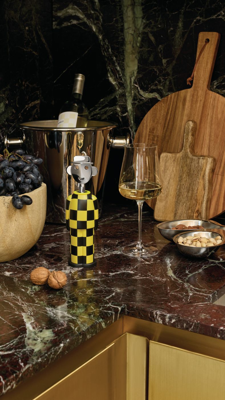 Alessandro M. Giallo e Nero Korkenzieher von Alessi, Schachbrettmuster, neben Weinflasche, Glas und Nüssen.