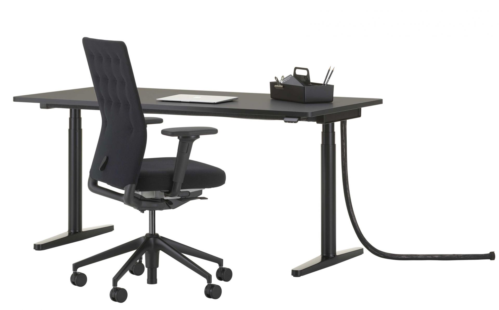 Vitra Tyde Stehtisch 180 cm mit Bürostuhl in Schwarz, Laptop und Schreibtisch-Organizer.
