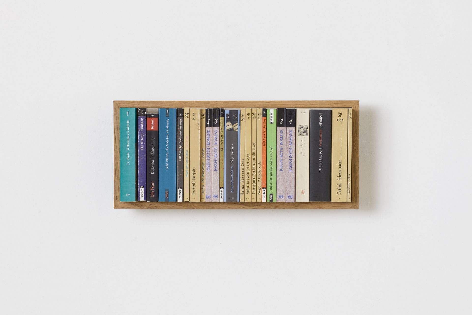 Kleines Wandregal aus Eiche mit Büchern. Regal b Eiche, ein einzigartiges, minimalistisches Bücherregal.