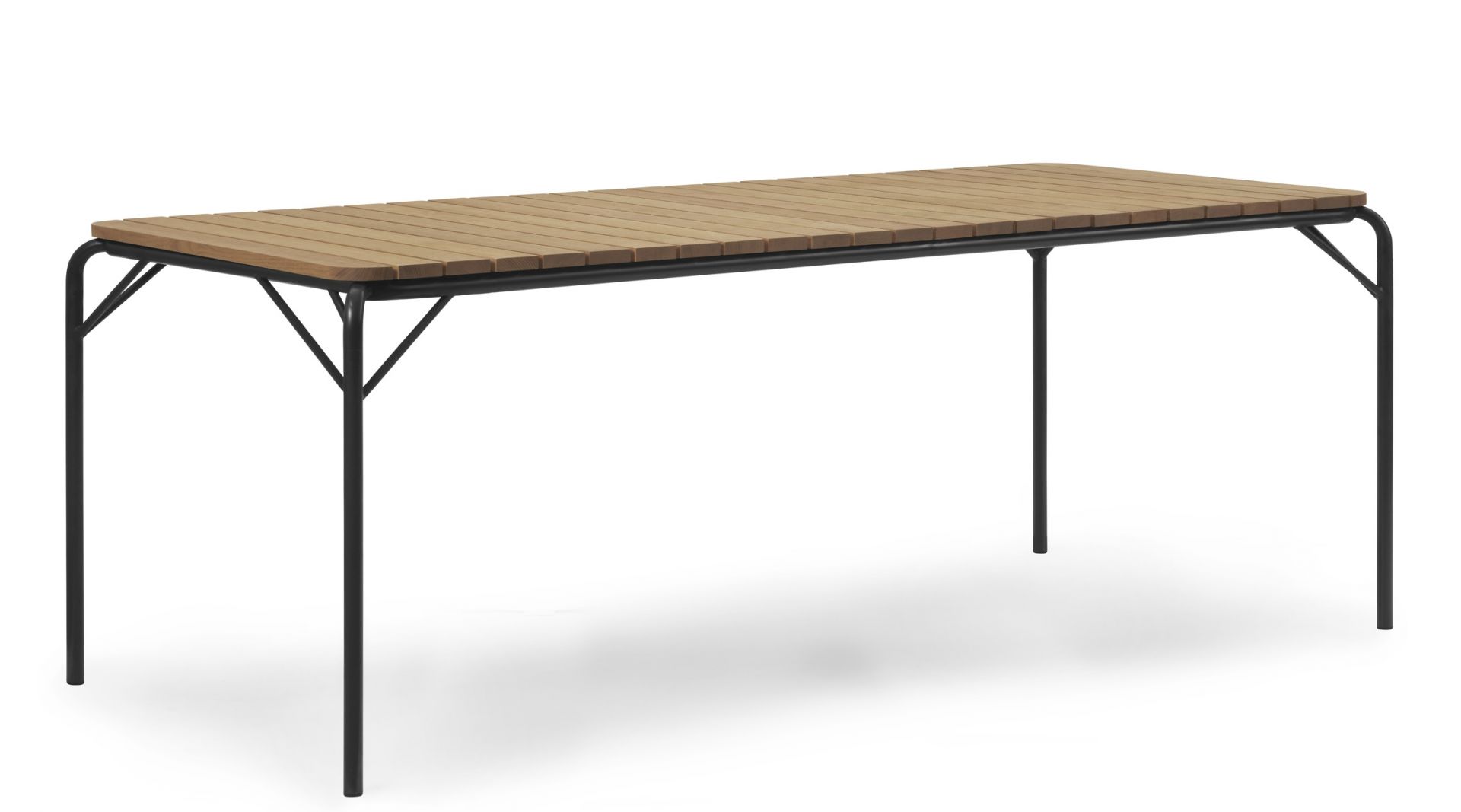 Normann Copenhagen Vig Table, 90 x 200 cm, Gartentisch mit Teakholz-Tischplatte und schwarzem Metallgestell.