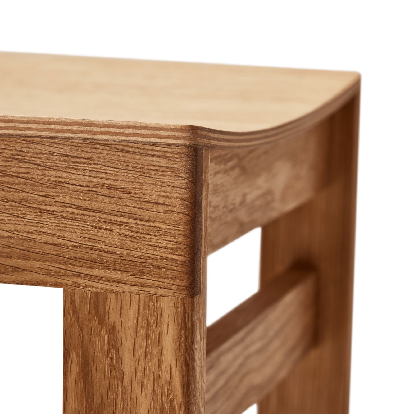 Detailaufnahme des Sonder Hockers von Form & Refine, gefertigt aus hellem Eichenholz, minimalistisches Design.