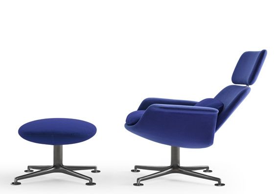 Blauer KN02 Sessel von Knoll International mit hoher Rückenlehne und passendem Hocker.