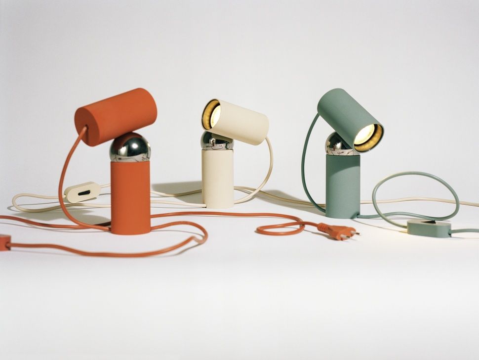 Drei Bilboquet Tischleuchten von Flos in Orange, Beige und Grün auf weißem Hintergrund.