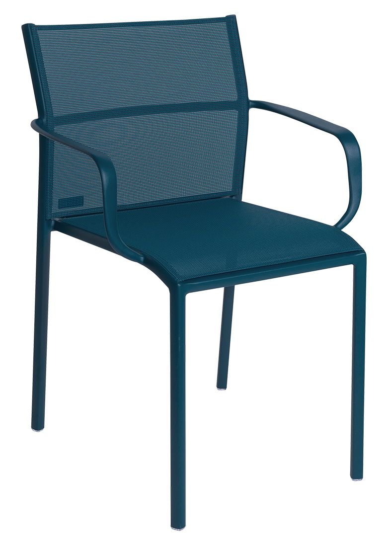 Blauer Cadiz Armlehnstuhl von Fermob für den Außenbereich, mit Netzbespannung und minimalistischem Design.