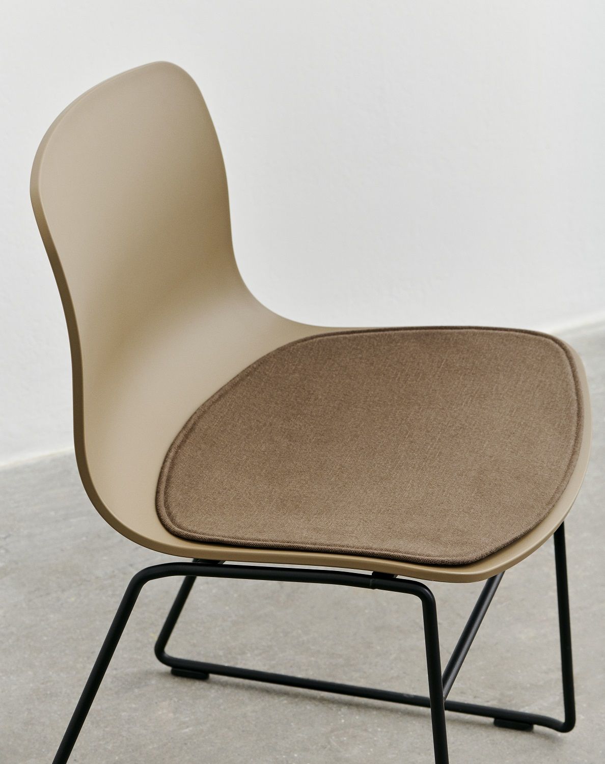 Beiger About A Chair Stuhl von Hay mit braunem Seat Pad Sitzkissen.