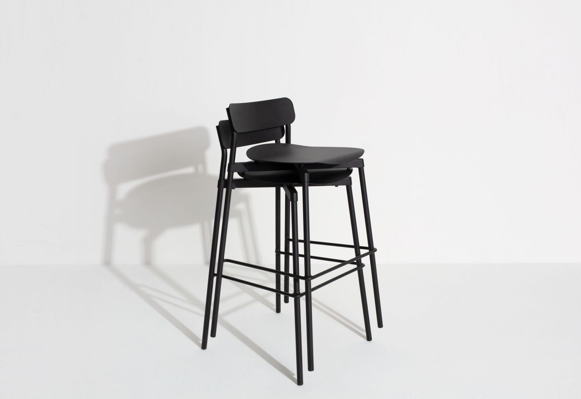 Blauer Fromme Barstool Barhocker von Petite Friture, H 65 cm, modernes Design, minimalistisch.