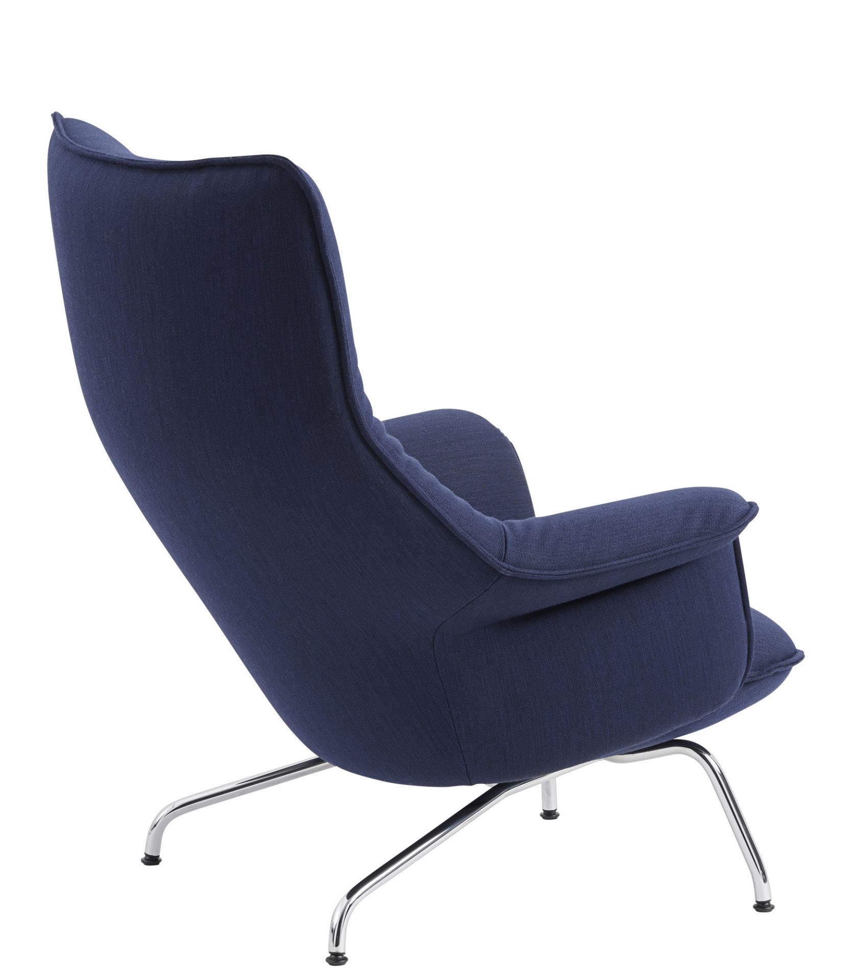 Blauer Muuto Doze Lounge Chair High Sessel mit Chromgestell von hinten betrachtet.