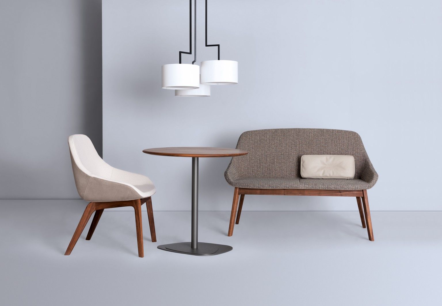 Morph Dining Chair Stuhl, Esstisch und Sofa in einem modernen Esszimmer-Setup mit Pendelleuchten.