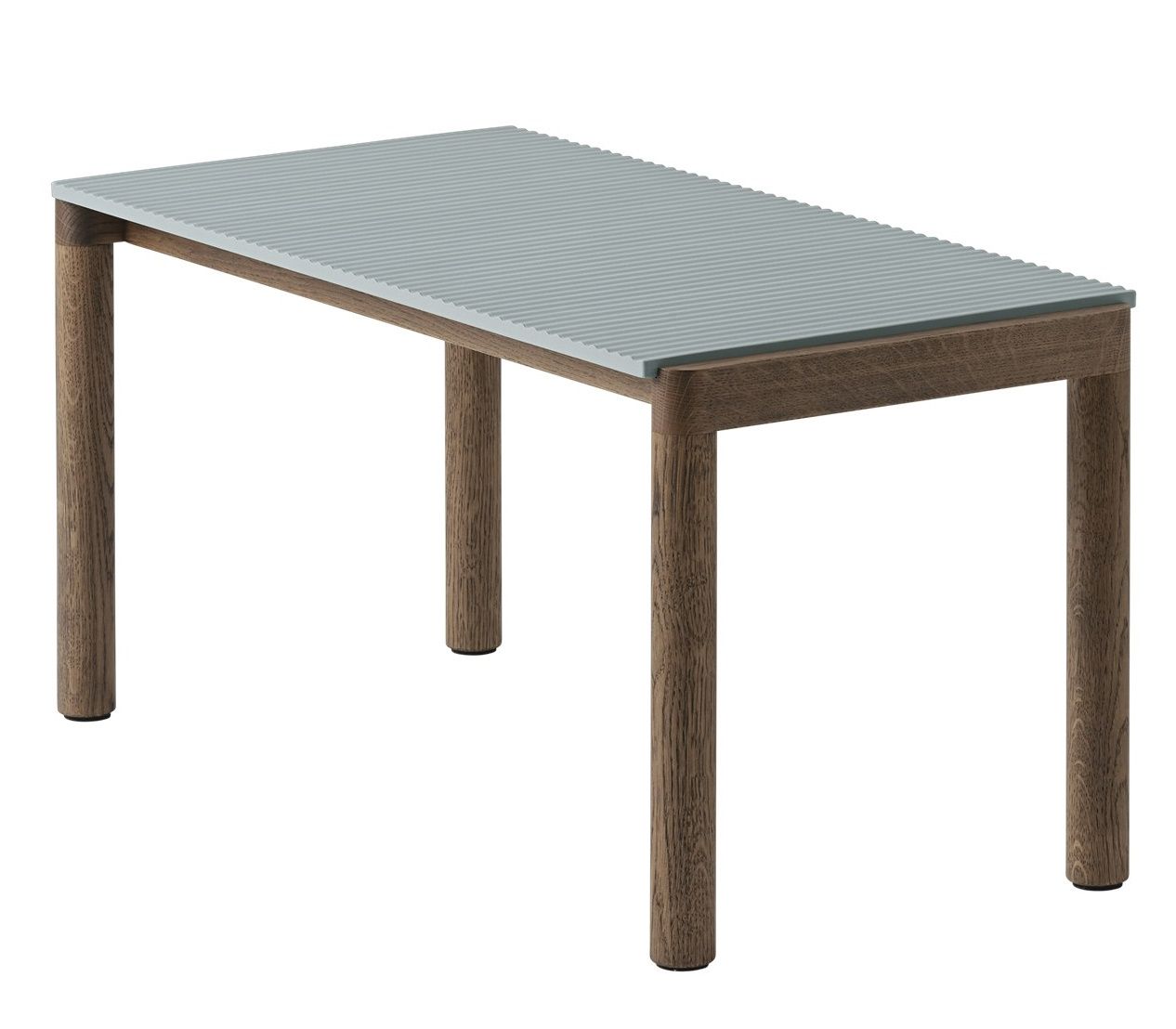 Muuto Couple Coffee Table Couchtisch mit geriffelter, hellblauer Tischplatte und braunen Holzbeinen.