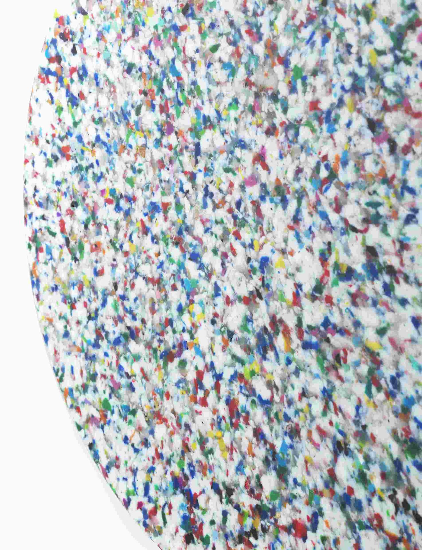 Detailaufnahme der Oberfläche des Normann Copenhagen Bit Stool Hockers mit bunten Kunststoffpartikeln.