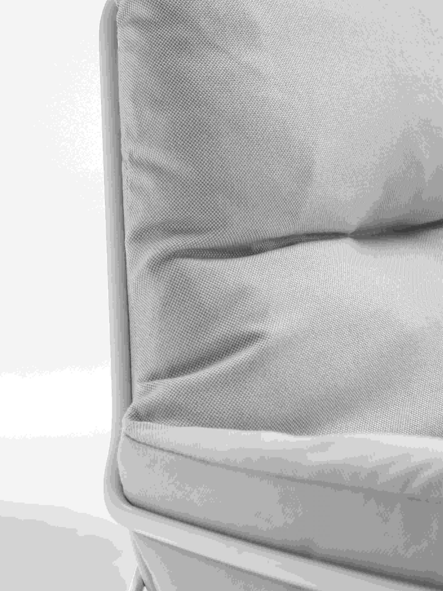 Detailaufnahme des Leyasol Lounge Chair Outdoor Stuhls von Freifrau Manufaktur, grauer Stoffbezug und minimalistisches Design.