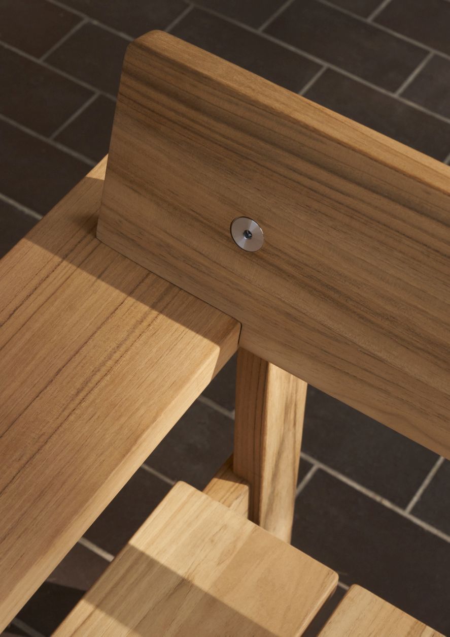 Detailaufnahme der GL101 Timbur Bank von Carl Hansen & Søn, Teakholz, Outdoor-Möbel.