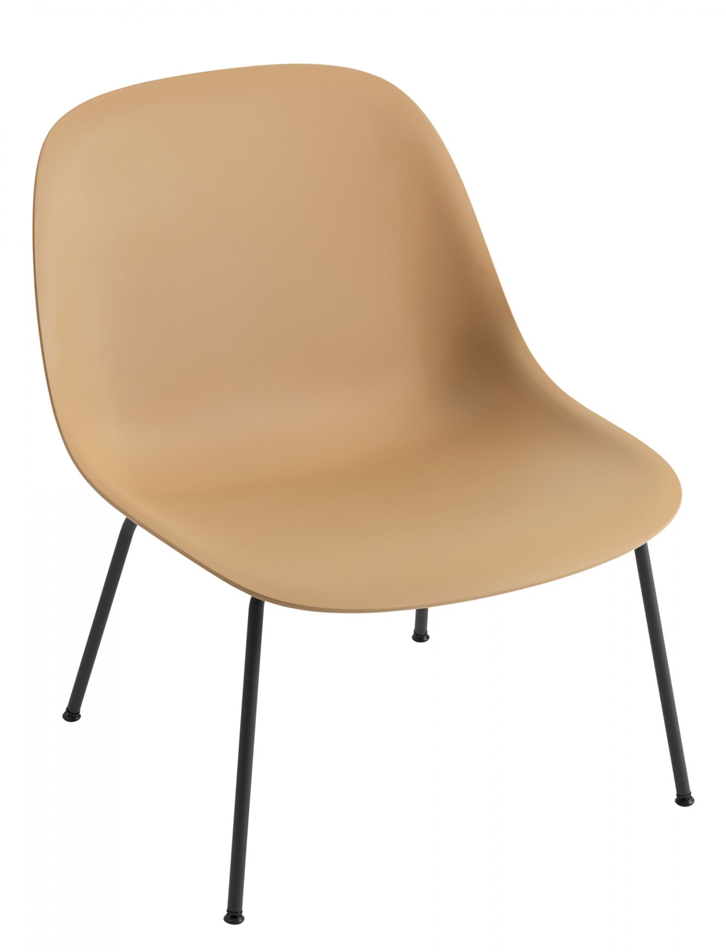 Beiger Fiber Lounge Chair von Muuto mit schwarzem Tube Base Gestell, freigestellt. Design Stuhl.
