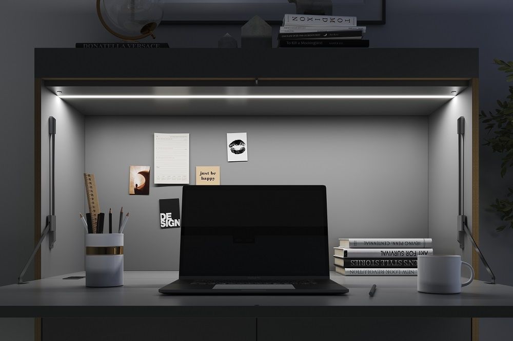 FLAI Home-Office Sekretär von Müller Möbelwerkstätten mit Laptop, Stiften, Notizen und integrierter LED-Beleuchtung.