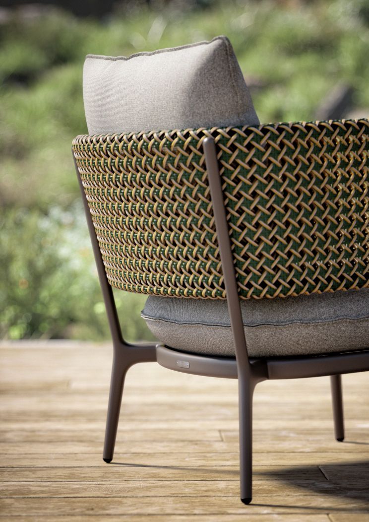 Detailaufnahme des Bellmonde Sessels mit geflochtener Rückenlehne und grauen Polstern. Gartenmöbel für Terrasse.