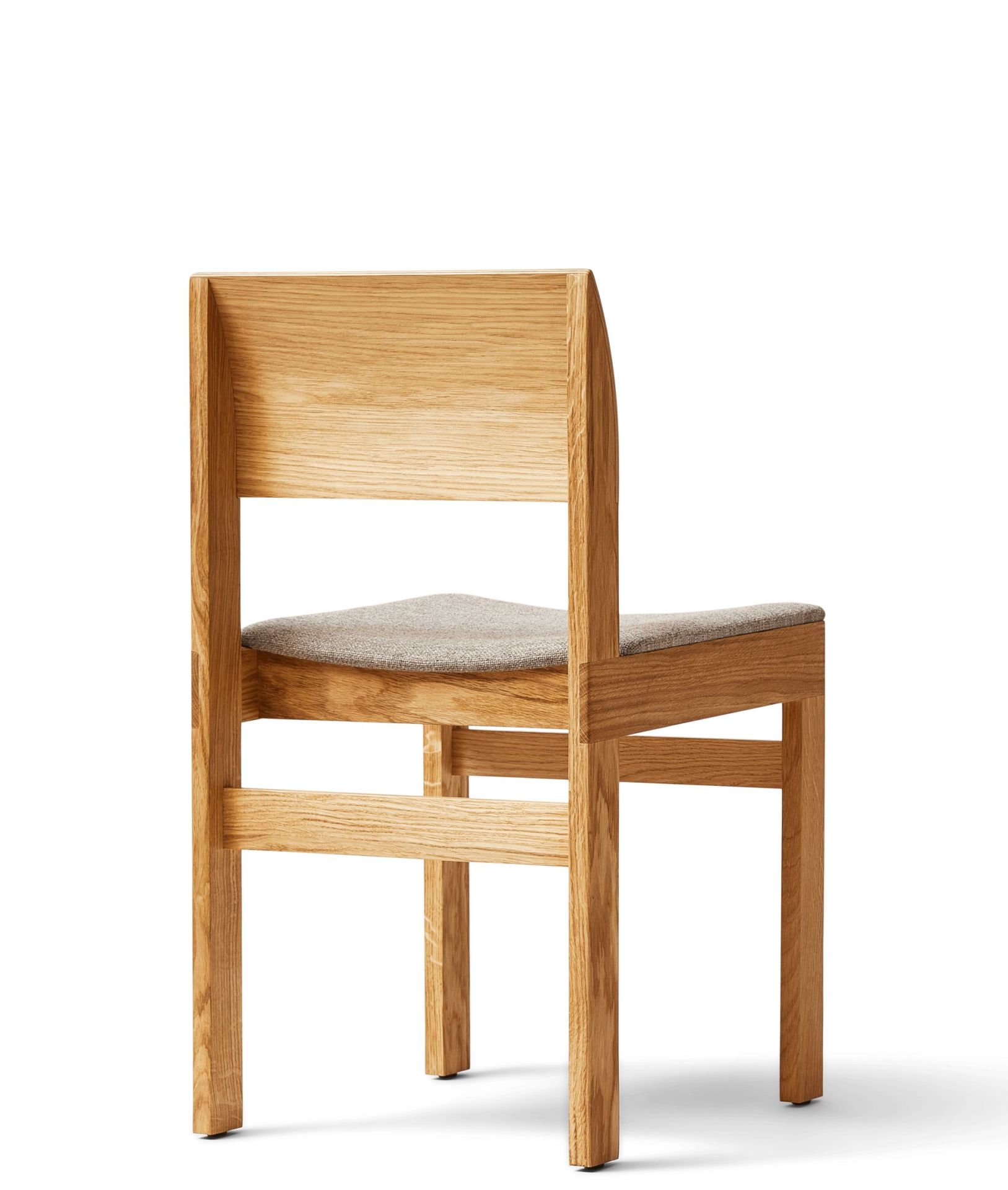 Sonder Stuhl von Form & Refine aus Eichenholz mit grauem Polstersitz.