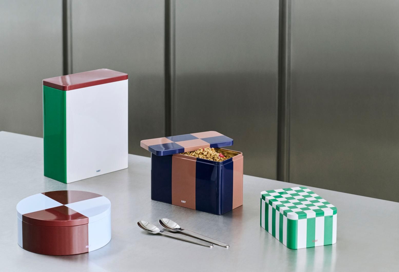 Grote blikken opbergdoos in gebroken wit en rood van Hay